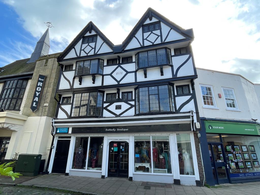 Lot: 51 - ATTRACTIVE PERIOD BUILDING IN TOWN CENTRE - Front of period building in town centre